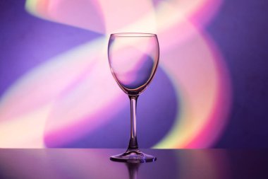 Hafta sonları ve tatillerde club parlak gecede şarap kadehi