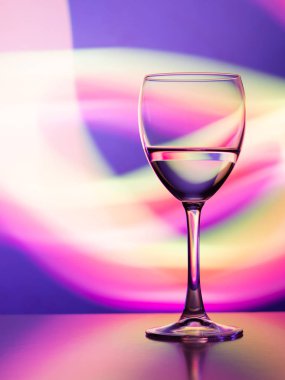Hafta sonları ve tatillerde club parlak gecede şarap kadehi