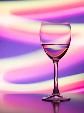 Hafta sonları ve tatillerde club parlak gecede şarap kadehi