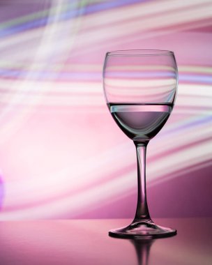 Hafta sonları ve tatillerde club parlak gecede şarap kadehi