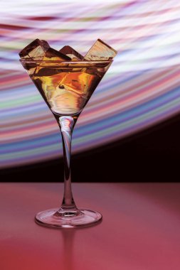 Bir gece kulübü neon ışık bir içki ve buz küpleri ile kokteyl cam