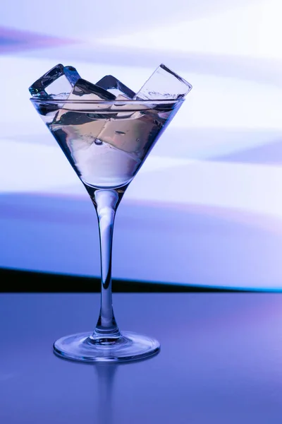 Cocktailglas Mit Getränk Und Eiswürfeln Neonlicht Eines Nachtclubs — Stockfoto