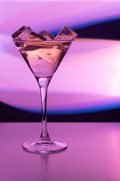 Cocktailglas Mit Getränk Und Eiswürfeln Neonlicht Eines Nachtclubs — Stockfoto