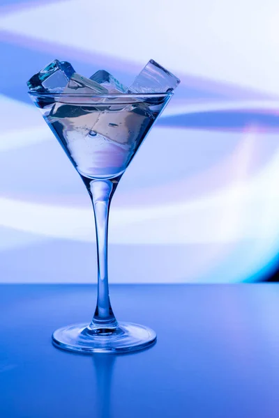 Cocktailglas Mit Getränk Und Eiswürfeln Neonlicht Eines Nachtclubs — Stockfoto