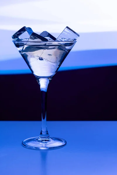 Copo Cocktail Com Uma Bebida Cubos Gelo Luz Néon Uma — Fotografia de Stock
