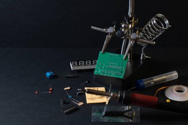 Modern teknolojiler. Bitmiş cihazın daha fazla kullanmak için montaj sürecinde Yönetim Kurulu bileşenleri.