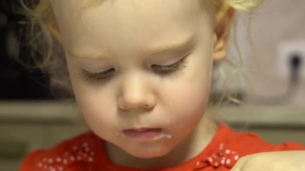 Little Cute Dziewczynka Kręcone Włosy Szare Oczy Ubrana Czerwoną Sukienkę — Wideo stockowe