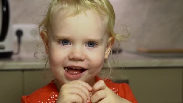 Petite Fille Mignonne Aux Cheveux Bouclés Aux Yeux Gris Vêtue — Video