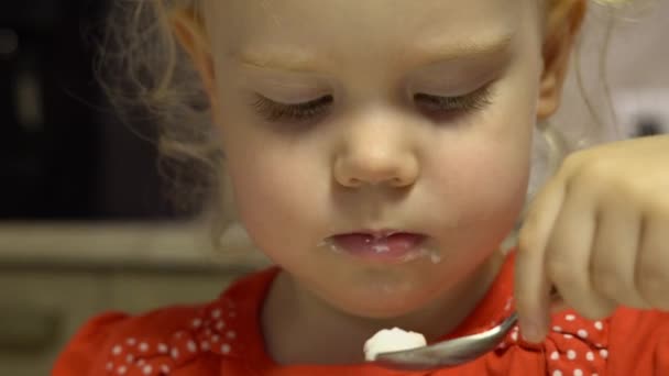Schattige Babymeisje Met Krullend Haar Grijze Ogen Gekleed Een Rode — Stockvideo