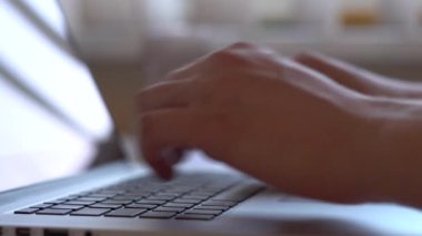 Çalışma ve iş, sürecinde siyah tuşları ile bir dizüstü bilgisayar klavye üzerinde yazarak eller closeup adam bir şey gazetelerde yazıyor ve vasıl belgili tanımlık perde görünüyor