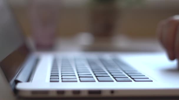 Fechar Mãos Trabalhando Digitando Teclado Laptop Com Teclas Pretas Uma — Vídeo de Stock