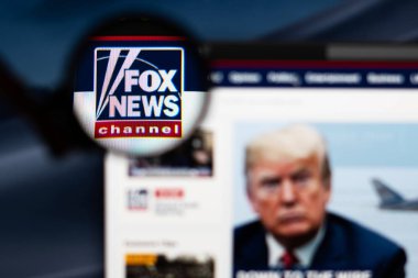 Fox News web sitesi ana. Fox News kanalı logosu Büyüteç görünür.