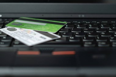 Online bankacılık. Internet üzerinde para yönetimi. Finansal tablolar. Kredi ya da banka banka kartı siyah tuşları ile siyah laptop.