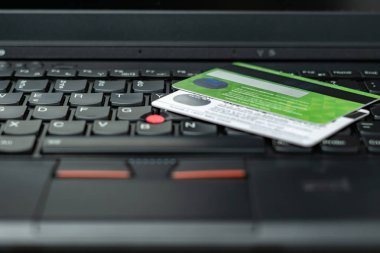 Online bankacılık. Internet üzerinde para yönetimi. Finansal tablolar. Kredi ya da banka banka kartı siyah tuşları ile siyah laptop.