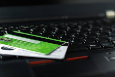 Online bankacılık. Internet üzerinde para yönetimi. Finansal tablolar. Kredi ya da banka banka kartı siyah tuşları ile siyah laptop.