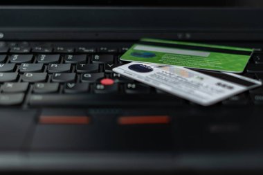 Online bankacılık. Internet üzerinde para yönetimi. Finansal tablolar. Kredi ya da banka banka kartı siyah tuşları ile siyah laptop.