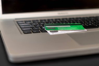 Online bankacılık. Internet üzerinde para yönetimi. Finansal tablolar. Kredi ya da banka banka kartı siyah tuşları ile gümüş laptop.