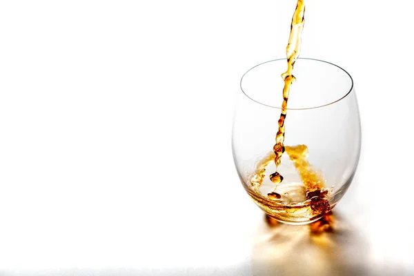 Gieten Whisky Uit Fles Met Glas Zonder Ijsblokjes Witte Tafel — Stockfoto