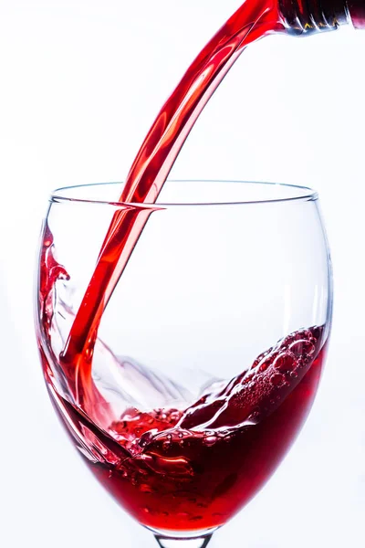 Close Vinho Tinto Derramando Vidro Fundo Claro Abuso Álcool Alcoolismo — Fotografia de Stock
