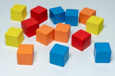 Renkli ahşap çıkarmaya'nın yapı taşları gevşek dağınık
