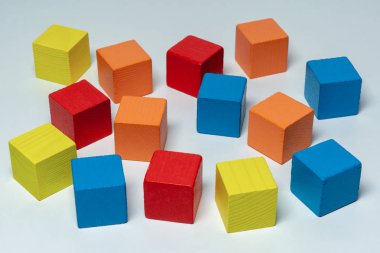 Renkli ahşap çıkarmaya'nın yapı taşları gevşek dağınık