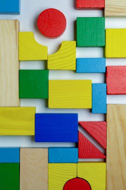 Farklı renkli bina tuğla düzenlenmesi