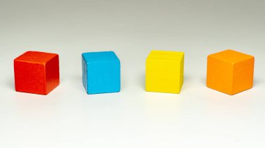 Oyuncak bloklar, çok renkli ahşap oyun küp, boş kutuları izole açık renkli