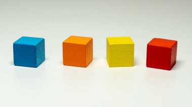 Oyuncak bloklar, çok renkli ahşap oyun küp, boş kutuları izole açık renkli