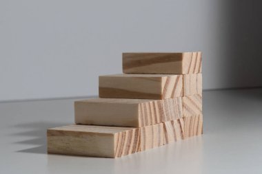 Gidiyor! Hiç bir yerde önde gelen izole blok merdiven.