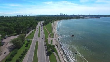 Baltık Denizi hattı (Tallinn Bay) boyunca pitoresk karayolu hava dron görünümünü Ortaçağ Tallinn ortasında top. Tallinn Körfez