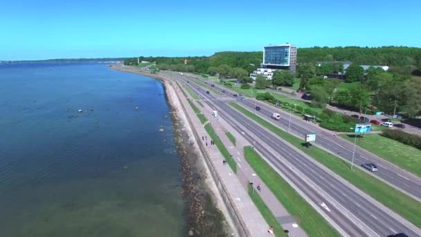 Top Légifelvételek Festői Autópálya Mentén Balti Tenger Tallinn Bay Középkori — Stock videók