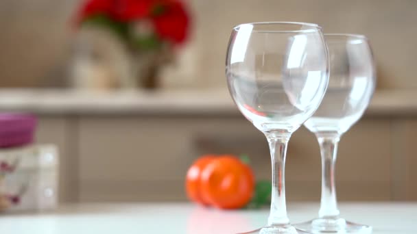 Homem Derrama Grande Vinho Carmesim Dois Copos Uma Mesa Branca — Vídeo de Stock