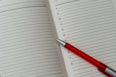 Temiz iş defter ve kalem önemli olaylar ve iş ortakları ile toplantılar ahşap masa üzerinde kaydetmek için açılan