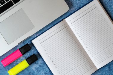 Temiz iş dizüstü bilgisayarı ve dizüstü açtı. İş defter kayıt önemli olaylar ve mermer masada iş ortakları ile toplantılar için