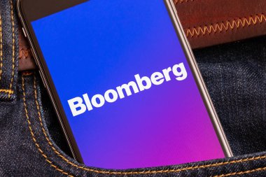 Tallinn / Estonia - 02/22/2019: siyah telefon logolu haber medyası Bloomberg üstünde belgili tanımlık perde. Haber medya simgesi. Denim kot arka plan