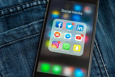 New York / Amerika Birleşik Devletleri - 02/23/2019: Sosyal Medya simgeler ile siyah elma iphone: instagram, youtube, reddit, facebook, twitter, snapchat, whatsapp uygulamaları ekranda. Sosyal Medya Icons.  