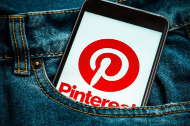 Sosyal medya Pinterest ekranda kırmızı logolu siyah telefon. Sosyal medya simge. Denim kot arka plan