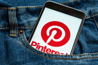 Sosyal medya Pinterest ekranda kırmızı logolu siyah telefon. Sosyal medya simge. Denim kot arka plan