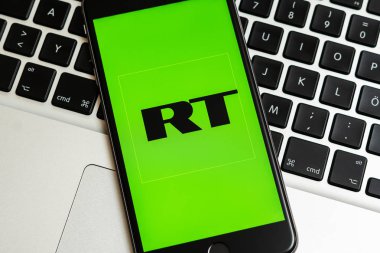 Siyah telefon logolu haber medya Rusya bugün (Rt) üstünde belgili tanımlık perde. Haber medya simgesi. Laptop klavye arka plan