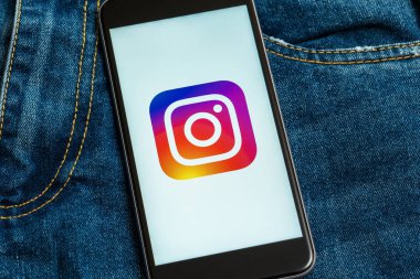 Siyah telefon logolu sosyal medya Instagram üstünde belgili tanımlık perde. Sosyal medya simge. Denim kot arka plan.