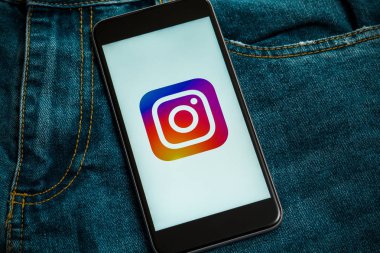 Siyah telefon logolu sosyal medya Instagram üstünde belgili tanımlık perde. Sosyal medya simge. Denim kot arka plan.