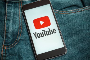 Sosyal medya Youtube ekranda kırmızı logolu siyah telefon. Sosyal medya simge. Denim kot arka plan