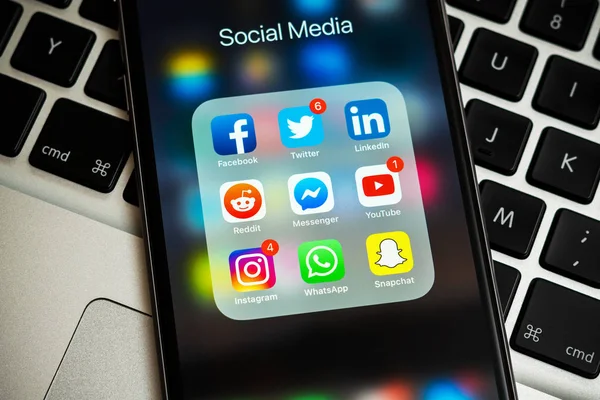 Apple Iphone Hitam Dengan Ikon Media Sosial Instagram Youtube Reddit — Stok Foto