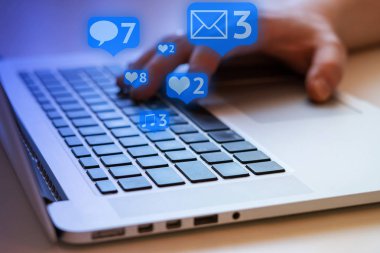 Adam siyah tuşları, sosyal medya ve sosyal ağ ile laptop kullanıyor. Pazarlama kavramı