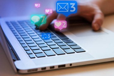 Adam siyah tuşları, sosyal medya ve sosyal ağ ile laptop kullanıyor. Pazarlama kavramı