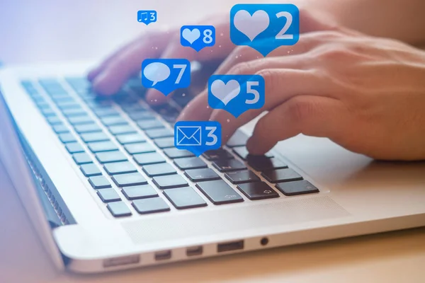 Mens Met Behulp Van Laptop Met Zwarte Toetsen Sociale Media — Stockfoto