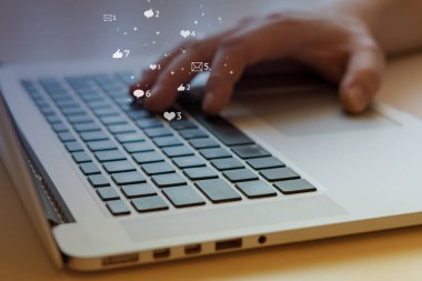 Adam siyah tuşları, sosyal medya ve sosyal ağ ile laptop kullanıyor. Pazarlama kavramı