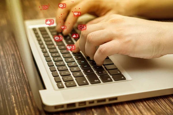 Homem Está Usando Laptop Com Teclas Pretas Mídias Sociais Redes — Fotografia de Stock