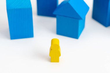 Minyatür insanlar: arka planda ahşap bloklar evler ile şehir Caddesi üzerinde ahşap kişi. Soru, eğitim, iş konsepti cevabı bulmak için görüntü kullanımı