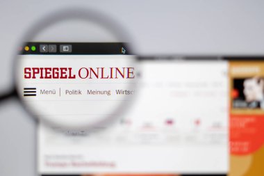 New York, ABD - 26 Mart 2019: Almanya haber medya Spiegel Online Web sitesi ana. Spiegel Online logo Büyüteç görünür.